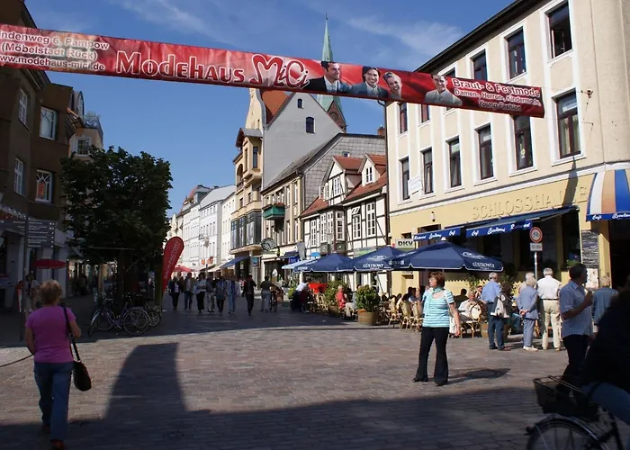Papagei In Der Schweriner Altstadt - Abc569 아파트